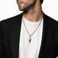 Hombre elegante con dije ala oro 18k en cadena cubana dorada y blazer negro - colgante lujo joyería Colombia