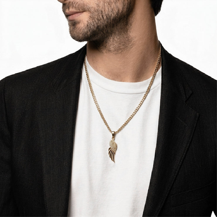 Hombre elegante con dije ala oro 18k en cadena cubana dorada y blazer negro - colgante lujo joyería Colombia