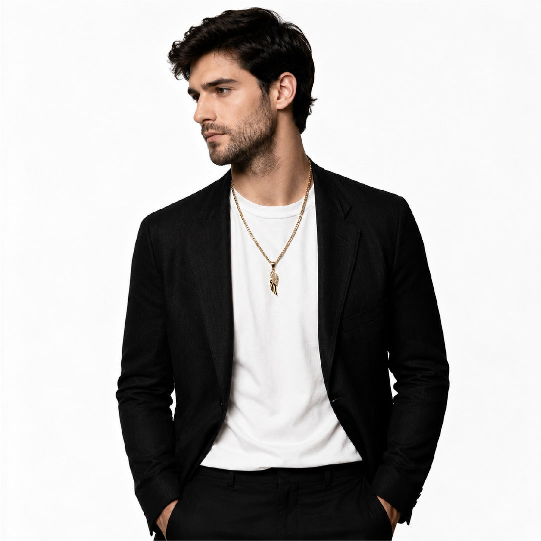 Modelo hombre con dije ala ángel oro laminado 18k en cadena dorada y traje negro - joyería masculina de lujo Colombia