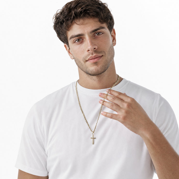 Modelo hombre con dije cruz triángulos oro 18k y cadena figaro dorada - colgante exclusivo joyería Colombia