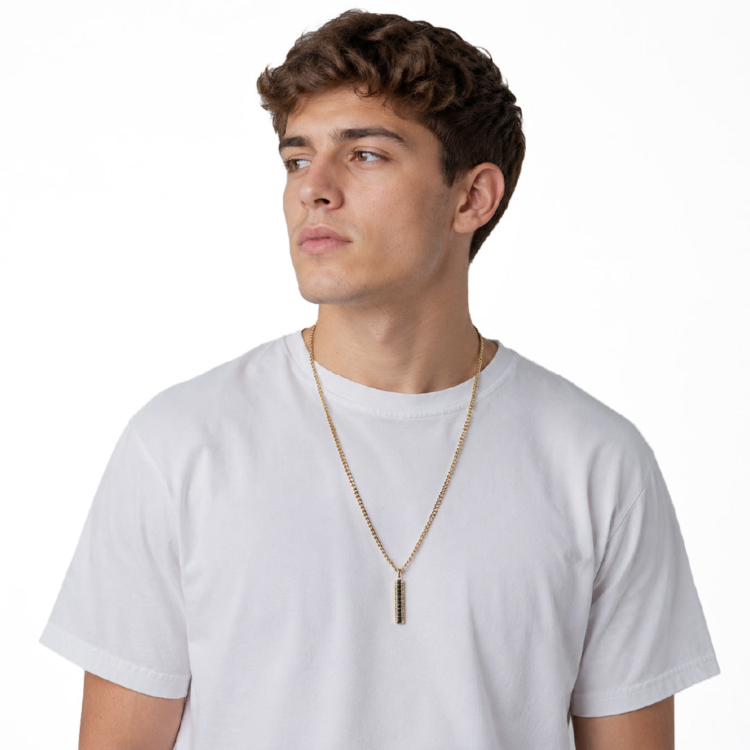 Modelo hombre joven con collar dije barra oro laminado 18k y piedras negras - joyería masculina Colombia