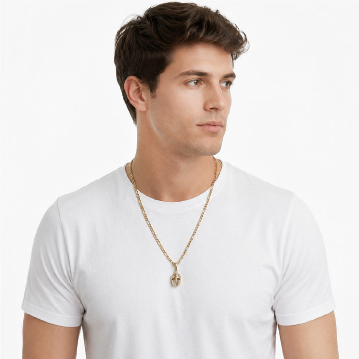 Modelo hombre joven con dije casco espartano oro laminado 18k en cadena figaro dorada - joyería de lujo Colombia