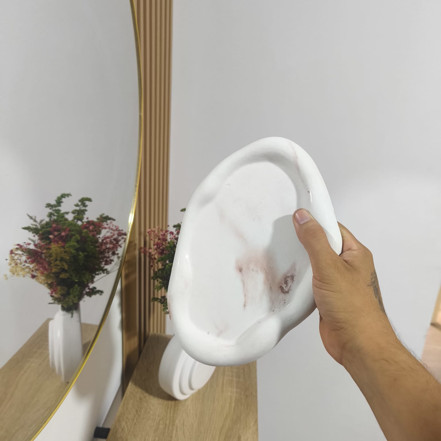 Organizador de joyería Brillo Encanto en cemento blanco artesanal, diseño único de la colección Esencia Orgánica.