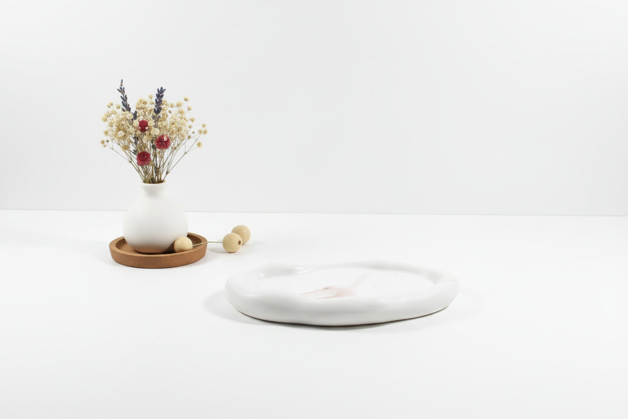 Plato decorativo minimalista hecho a mano en Colombia con efecto marmoleado para tocador o mesa de noche.