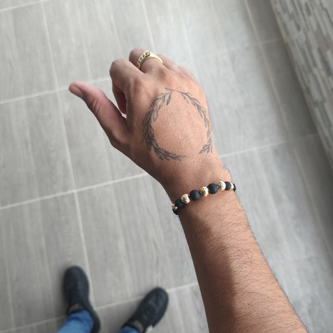 Pulsera elegante de oro 18K para caballero, mostrada en la muñeca