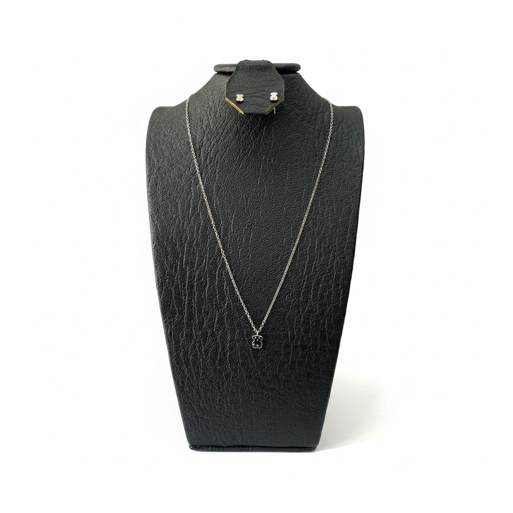 Set Osito Plata 925 completo con cadena dije y aretes sobre fondo blanco