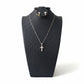 Set de joyería cruz en plata 925 italiana - cadena, dije y aretes sobre fondo blanco