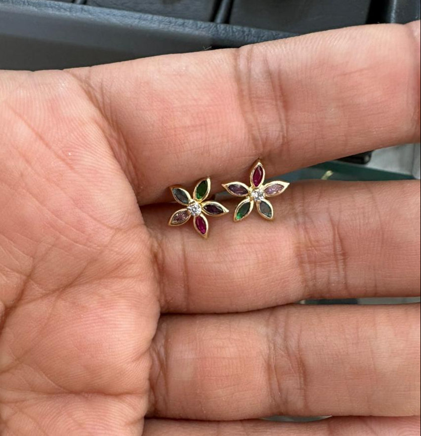Aretes topos flor en oro laminado 18K antialérgicos con rosca de seguridad. Garantía 12 meses, estuche de regalo incluido. Envío a toda Colombia.