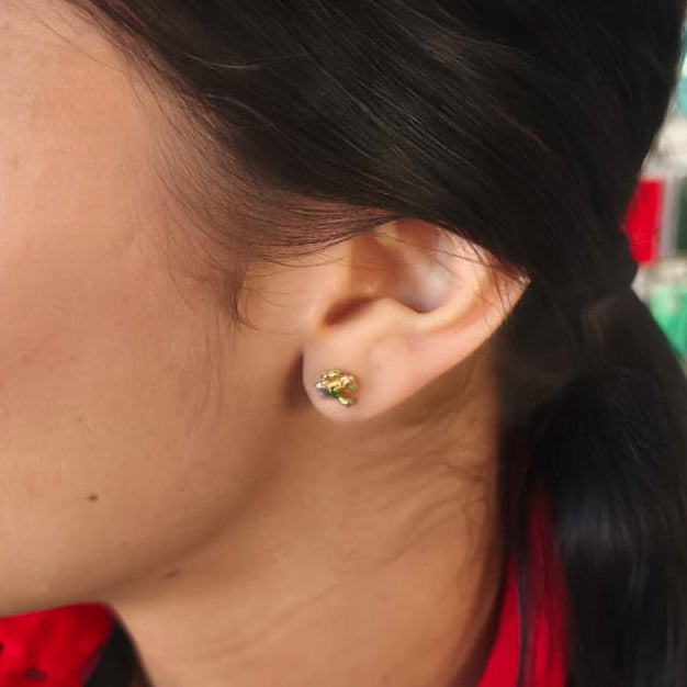 Aretes Topos Trebol Oro Laminado 18K | Rosca Seguridad | Antialérgico