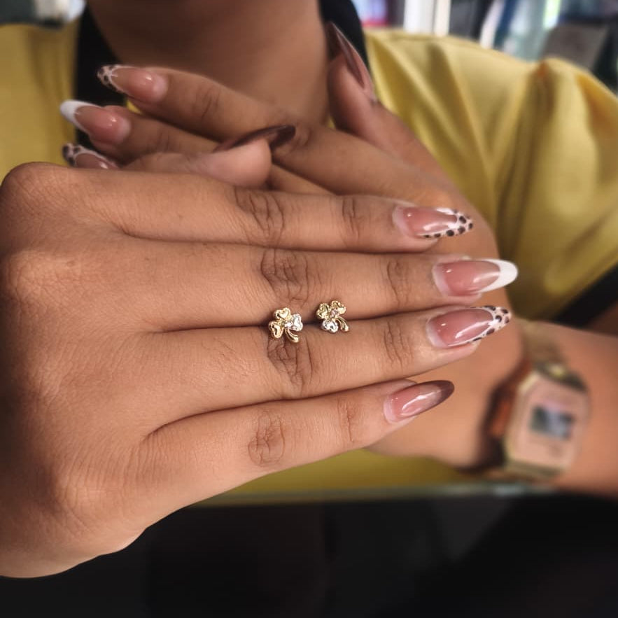 Aretes Topos Trebol Oro Laminado 18K | Rosca Seguridad | Antialérgico