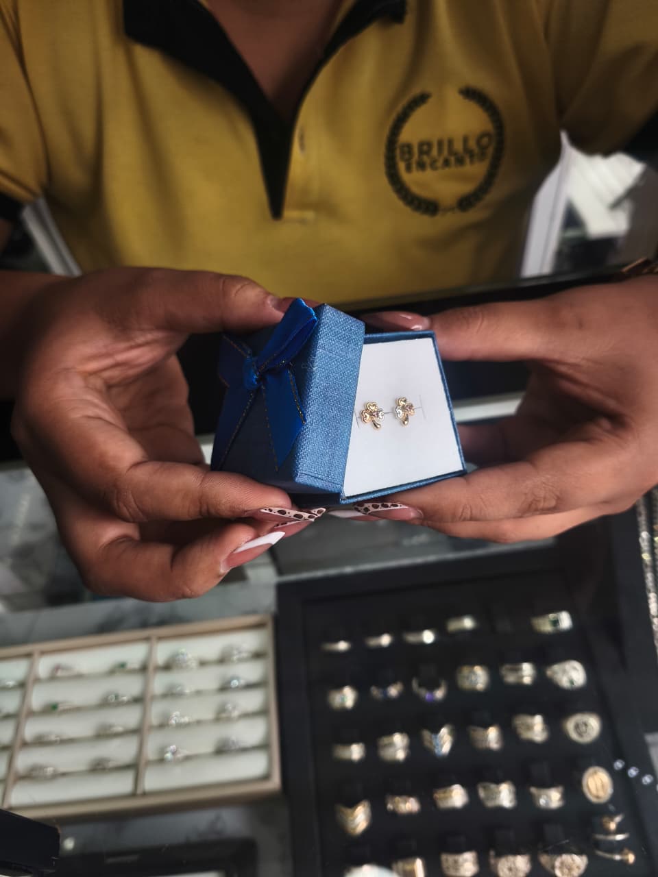 Aretes Topos Trebol Oro Laminado 18K | Rosca Seguridad | Antialérgico