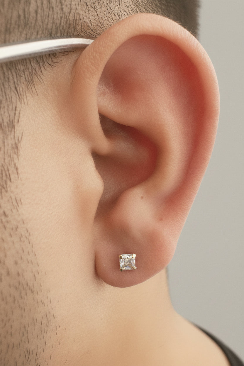Aretes Estilo Piercing Oro Laminado 18K – Piedra Cuadrada Diamante de Laboratorio