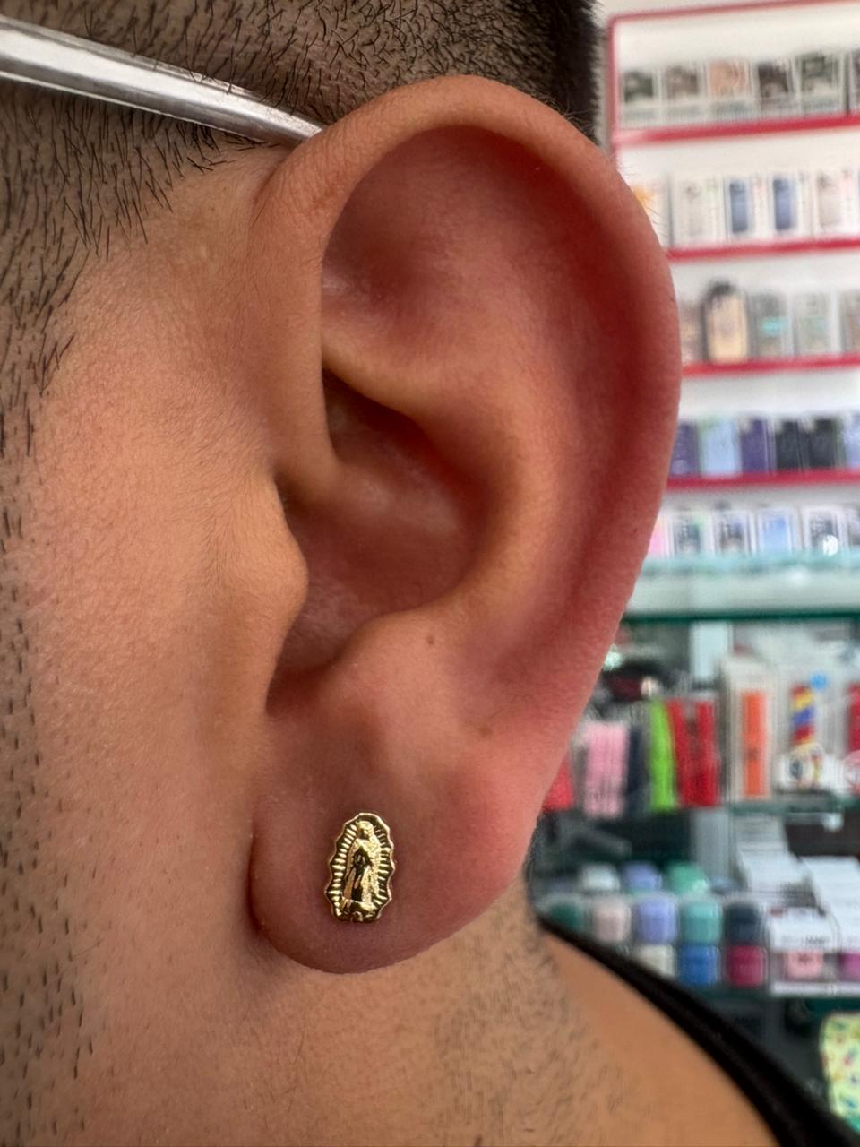 Aretes Virgen de Guadalupe Hombre | Oro Laminado 18K | Brillo Encanto