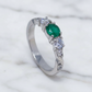 anillo compromiso plata con esmeralda Brillo Encanto joyeria