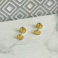 Par de aretes para bebé con diseño de corona en oro laminado 18K con sistema de rosca