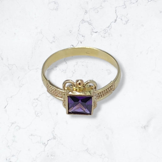 Anillo Solitario en Oro Laminado 18K con Piedra Violeta Tipo Zafiro – Elegancia para Mujer