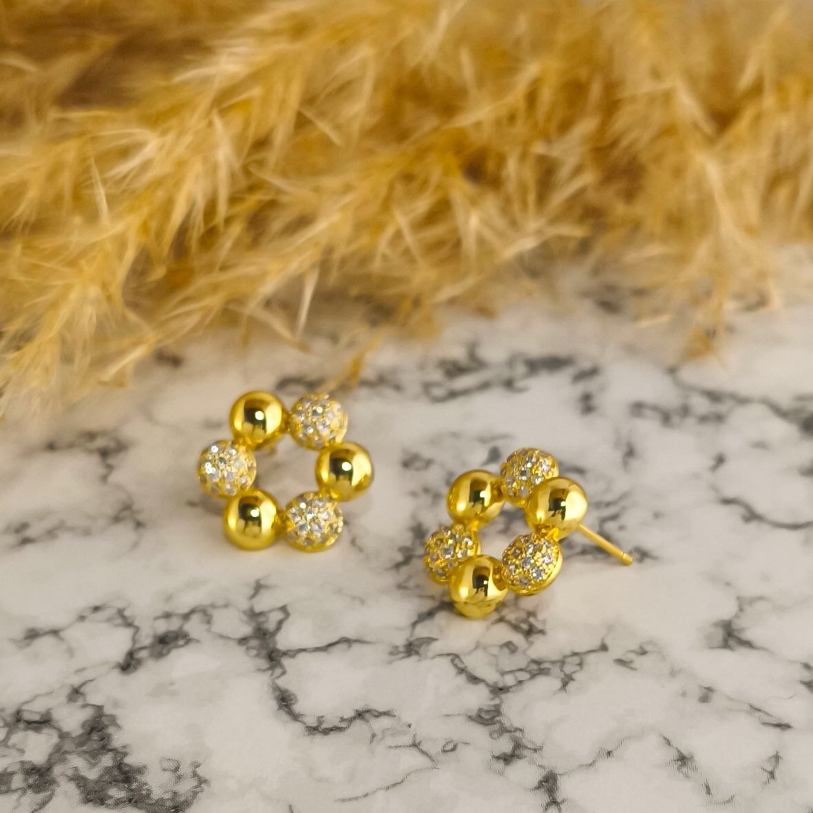 Detalle de cristales en aretes florales - Joyería hipoalergénica de tamaño mediano