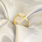 Detalle de la banda del anillo Corazón Celeste en oro laminado 18k con corazón blanco.