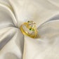 Anillo de lujo para mujer modelo Emperatriz mostrando detalles de la banda y brillo del circón.