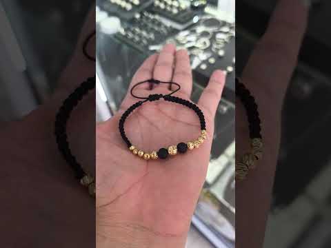 Joya femenina oro 18K con textura diamantada y estuche de lujo