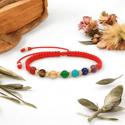 Pulsera 7 chakras con balines diamantados de oro 18K tejida a mano, ideal para equilibrio energético y estilo elegante.