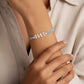 Detalle de pulsera de oro 18k con balines, perlas y color azul unisex