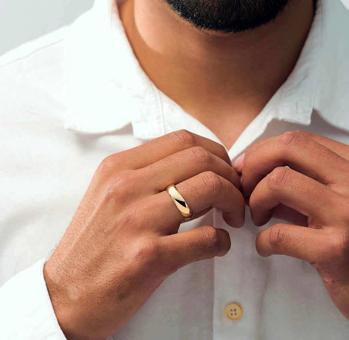 Argolla matrimonial masculina lisa clásica usándola en modelo en su mano con envío gratis en Colombia y villavicencio