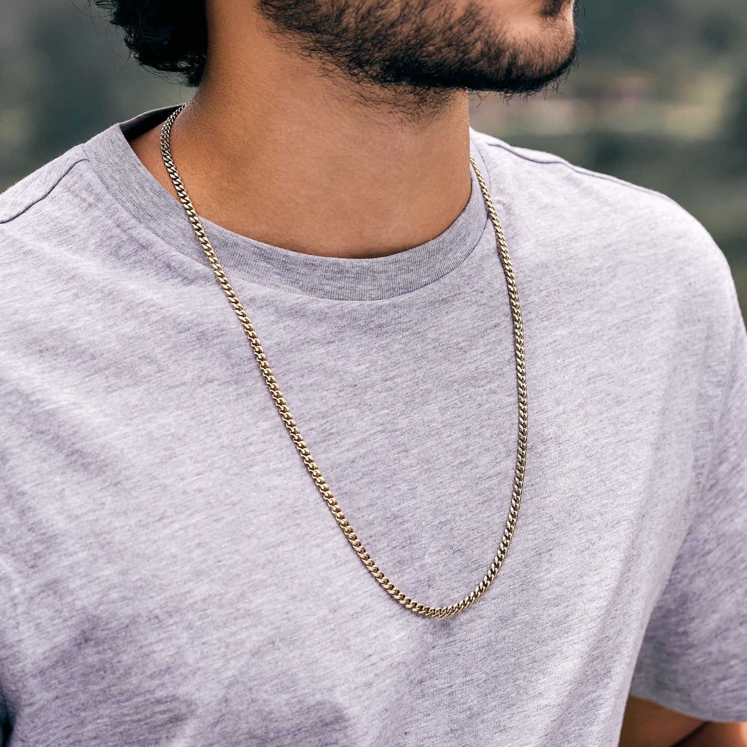 cadena cubana oro laminado 18k hombre primer plano