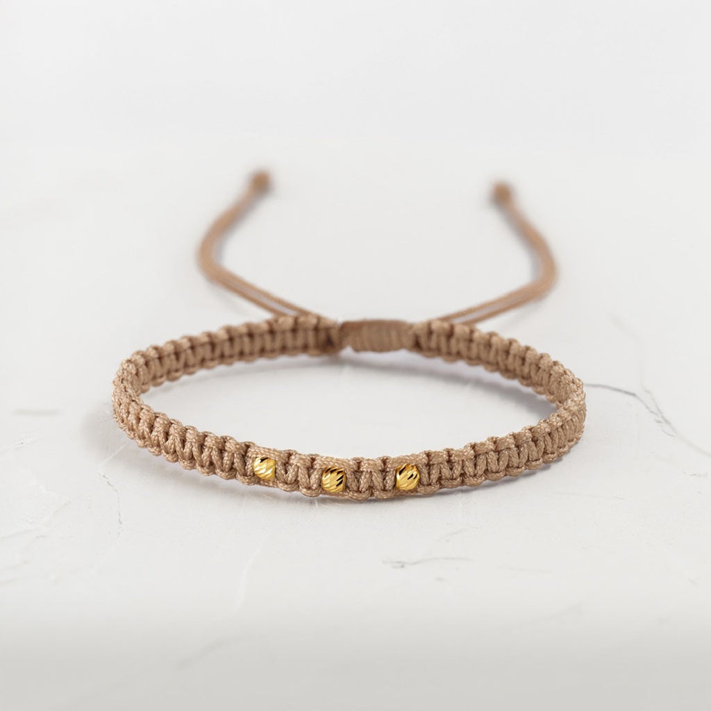 Pulsera tejida en beige con 3 balines de oro 18k - Brillo Encanto