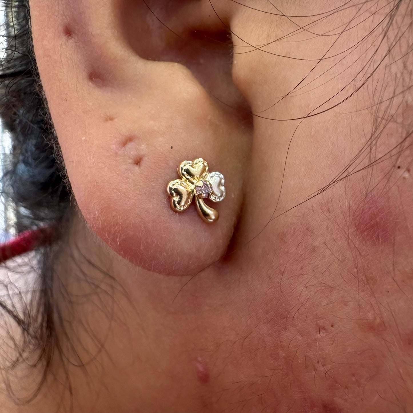 Aretes Topos Trebol Oro Laminado 18K | Rosca Seguridad | Antialérgico