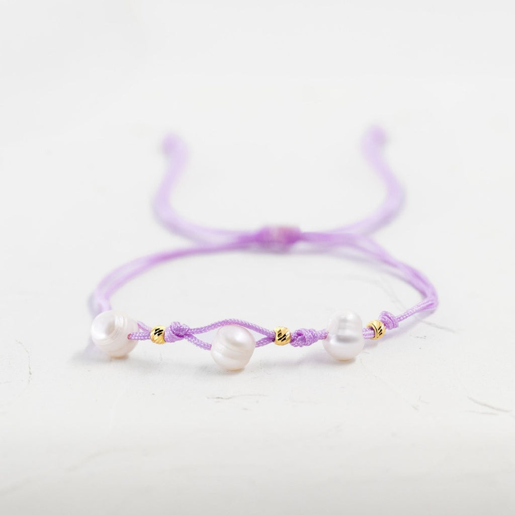 Pulsera de hilo lila con 3 balines de oro 18k - Brillo Encanto