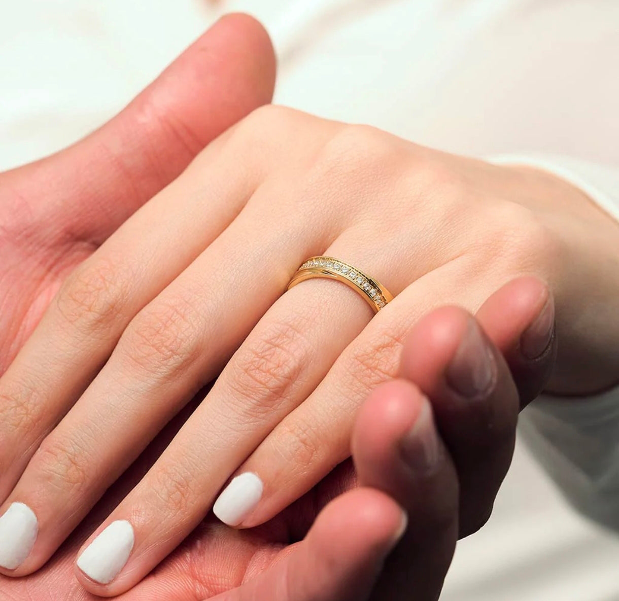 Argolla matrimonial puesta en la mano en oro de 18 kilates laminado con envío gratis en Colombia